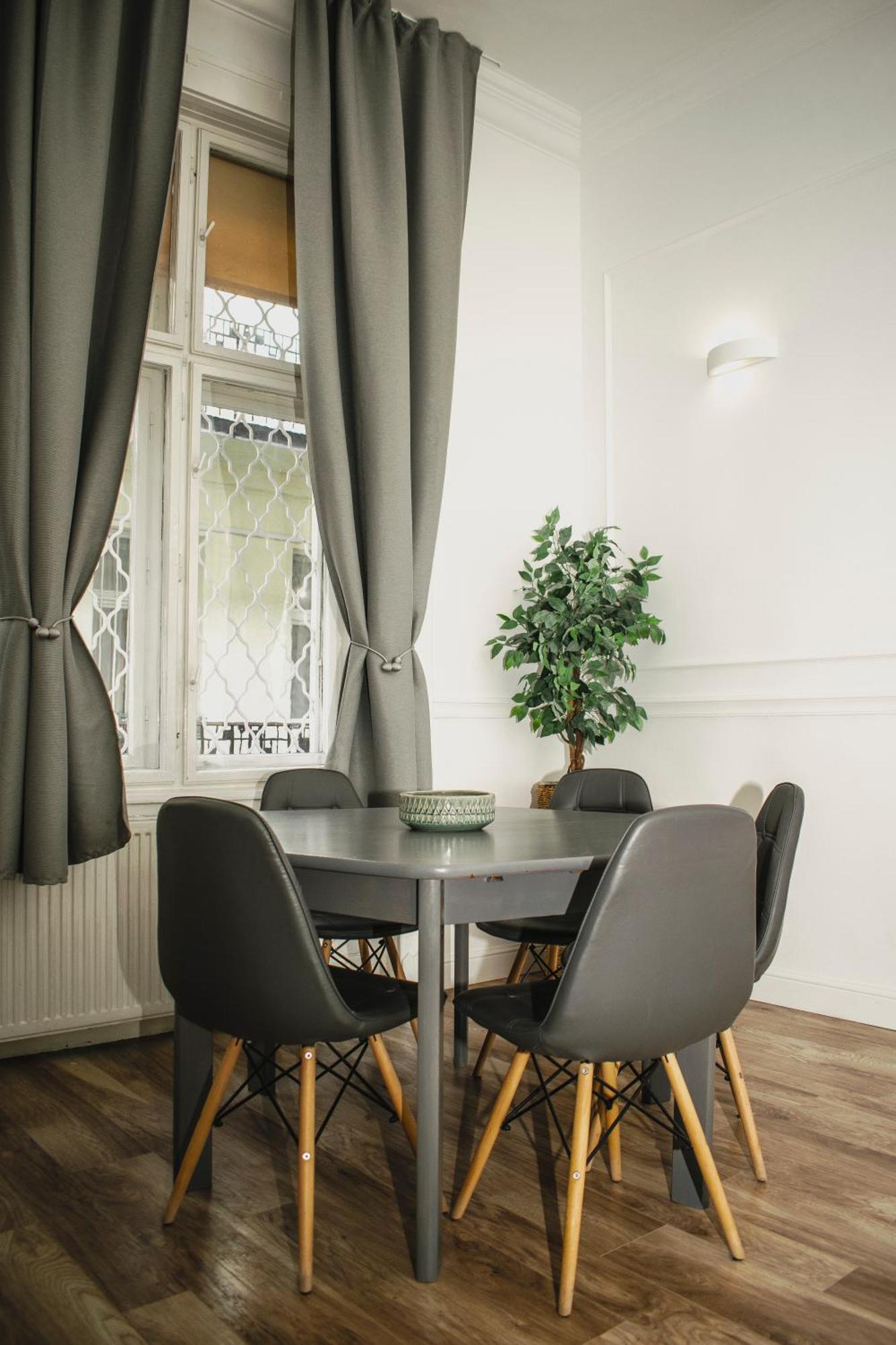 3 Room Apartment In The Beautiful Street Будапеща Екстериор снимка