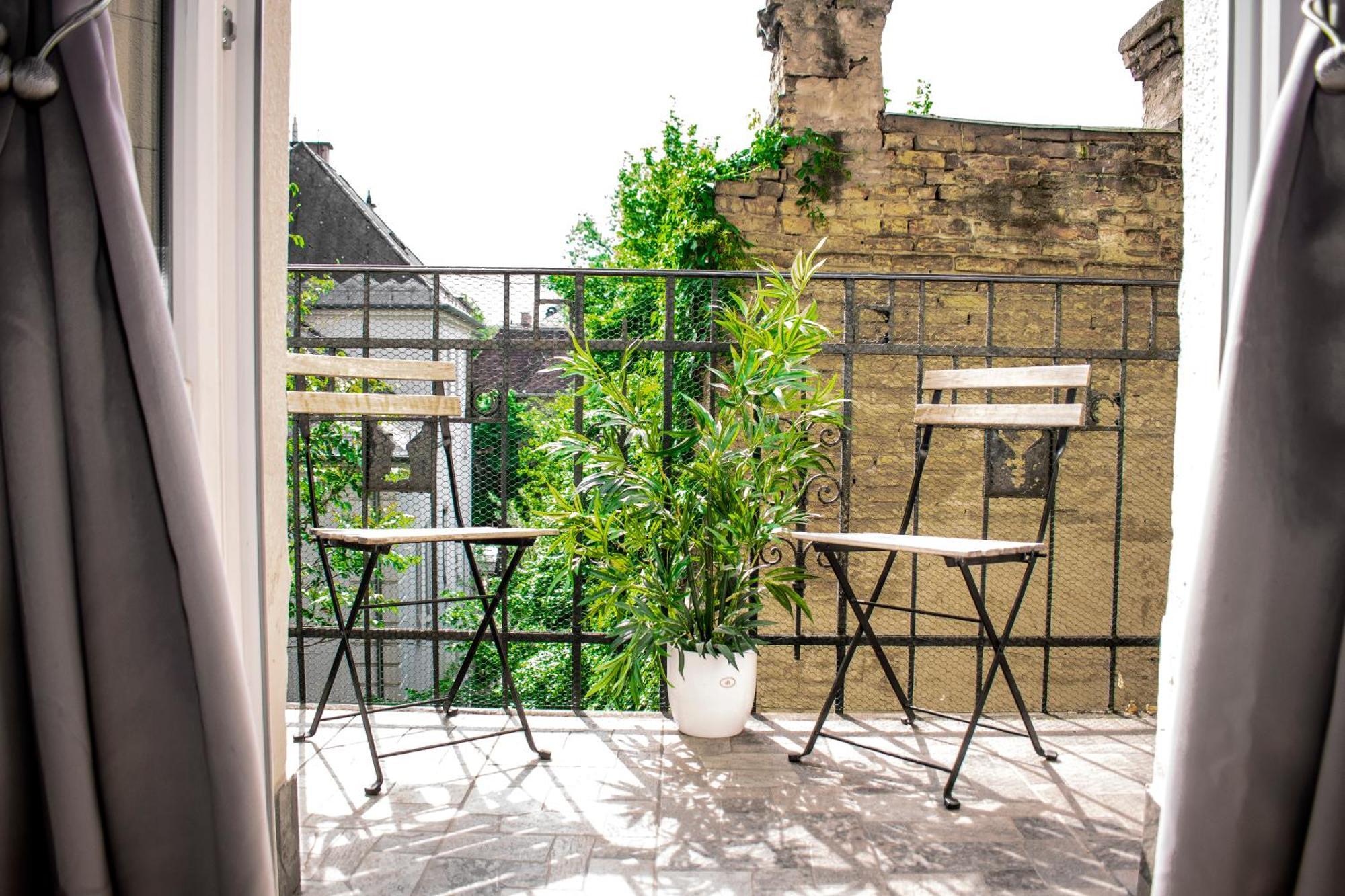 3 Room Apartment In The Beautiful Street Будапеща Екстериор снимка