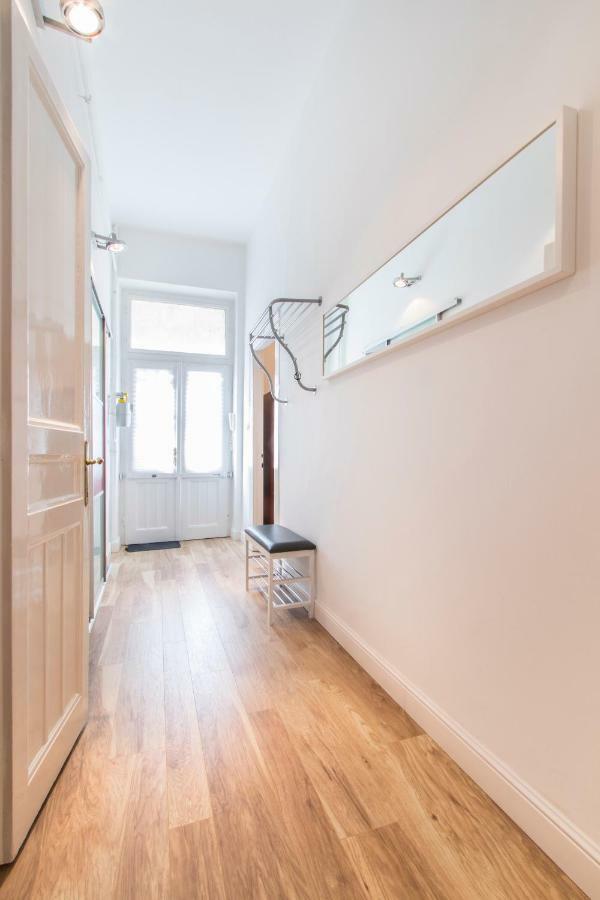 3 Room Apartment In The Beautiful Street Будапеща Екстериор снимка